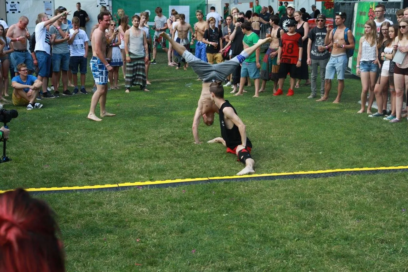 Ein Salto über der Showfläche, das Publikum im Halbkreis darum.